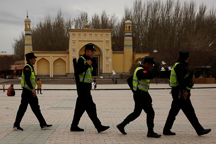 イスラム教徒に豚とアルコールを強要する中国・ウイグル「絶望」収容所